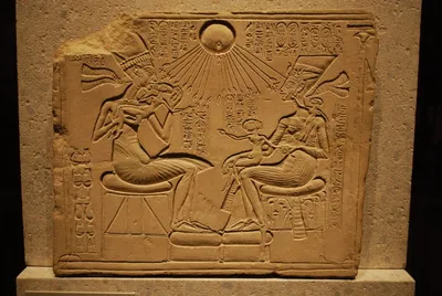 Ehnaton i njegova žena Nefertiti