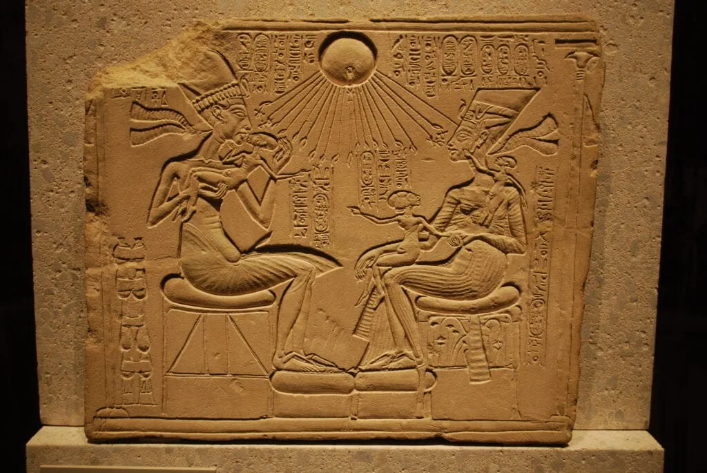 Ehnaton i njegova žena Nefertiti