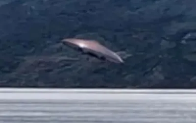 Turisti iz Argentine snimili kristalno jasne fotografije NLO-a iznad vode