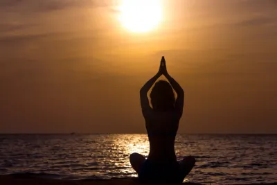 solarna joga ili gledanje u sunce