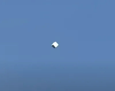 Rotirajući NLO u obliku kocke snimljen iznad Praga