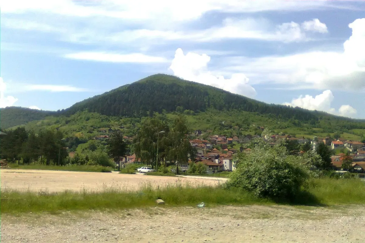 Piramida Sunca u Visokom, pogled na južnu stranu najveće piramidalne strukture u Dolini bosanskih piramida